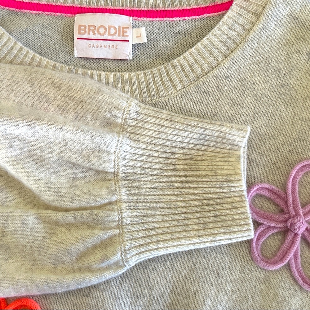 NEW without Tags - BRODIE 
Flower Pop Cashmere Crewneck Sweater - large - 2024 - Picture 12 of 13